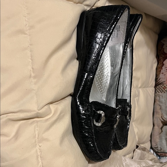 White Mountain Textured Black Loafers - Picture 4 of 6